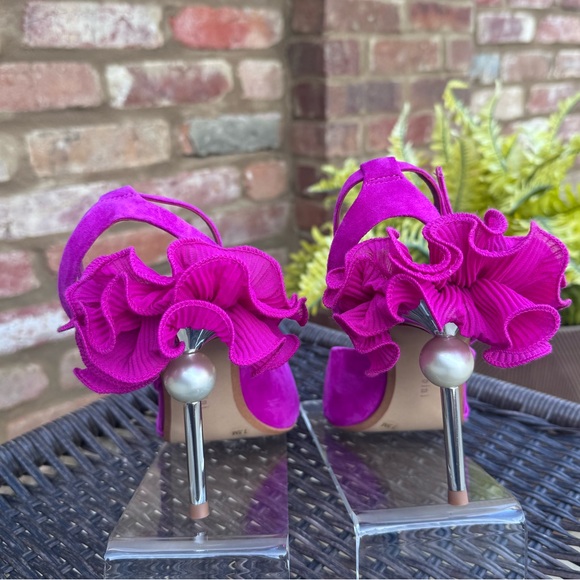 NWOT Gianni Bini Bradley Suede Ruffle Fuchsia Heels with Floral Accent - Picture 2 of 7